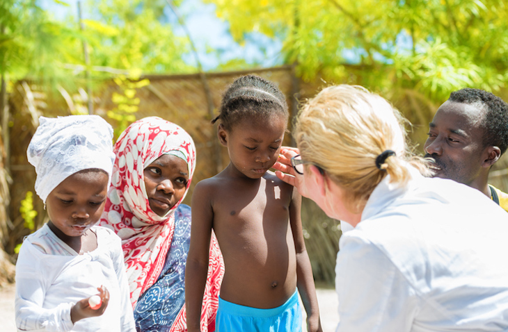 Doctor meet African child Health Volunteer Abroad: Paramedic, Public Health, Midwife, Pharmacist - Abroadly