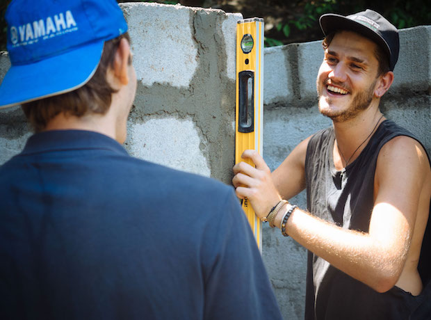 construction-volunteer-abroad-projects-help-build-houses-overseas VolunteerForever
