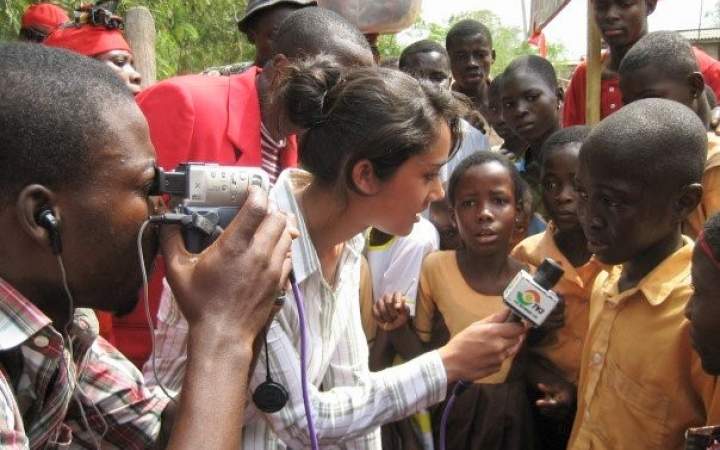 Participant-interviwing-students Involvement Volunteers International ivi ghana VolunteerForever