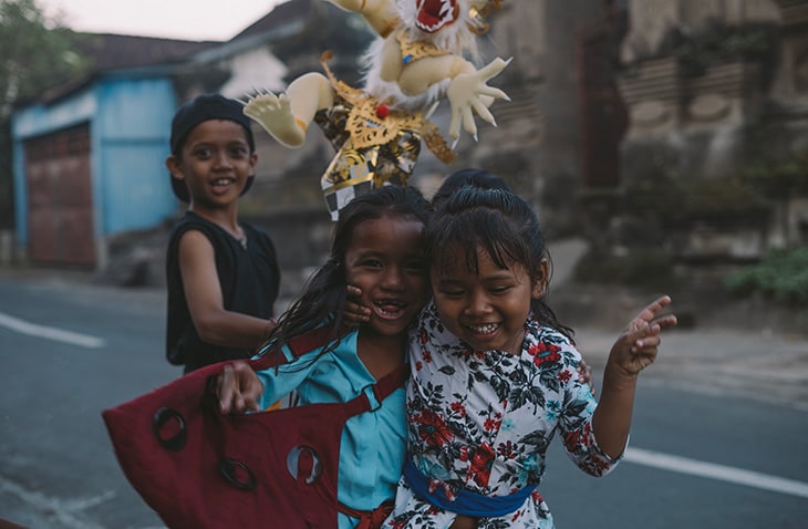 volunteer-in-Bali-Abroadly volunteer with children in Bali